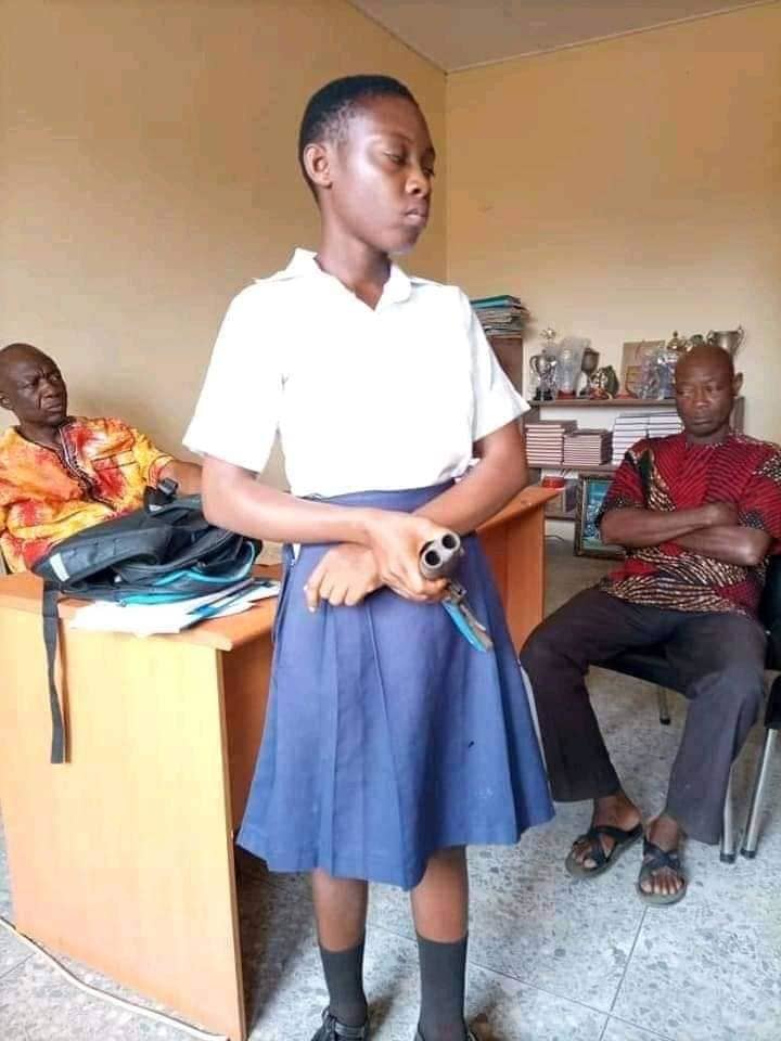 Schiolgirlsex - Cross River school girl comes to school with a gun to shoot teacher who  disciplined her - DNB Stories Africa