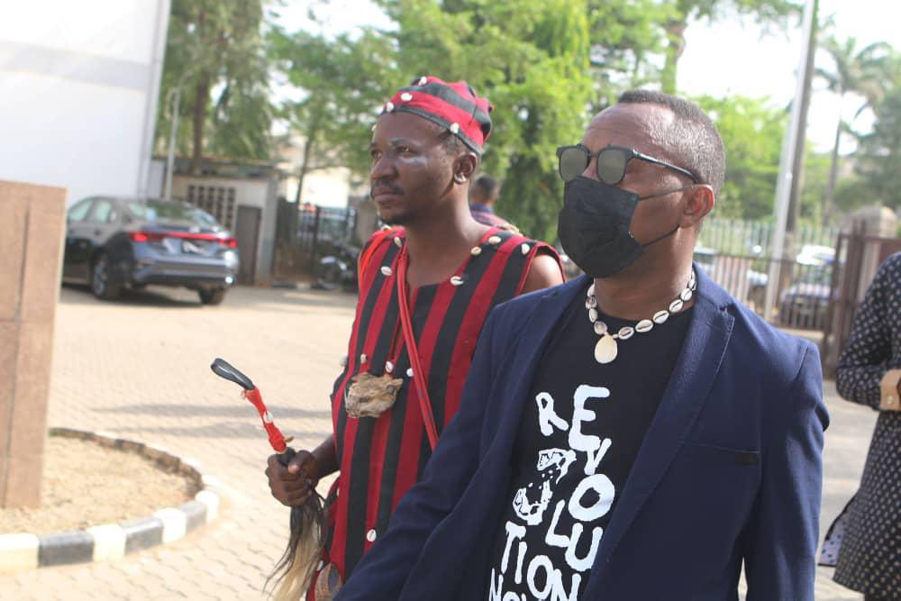 Drama as Omoyele Sowore appears in court with a native ...